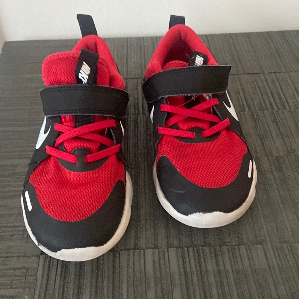 Nike boys size 2.5 . Great condition!